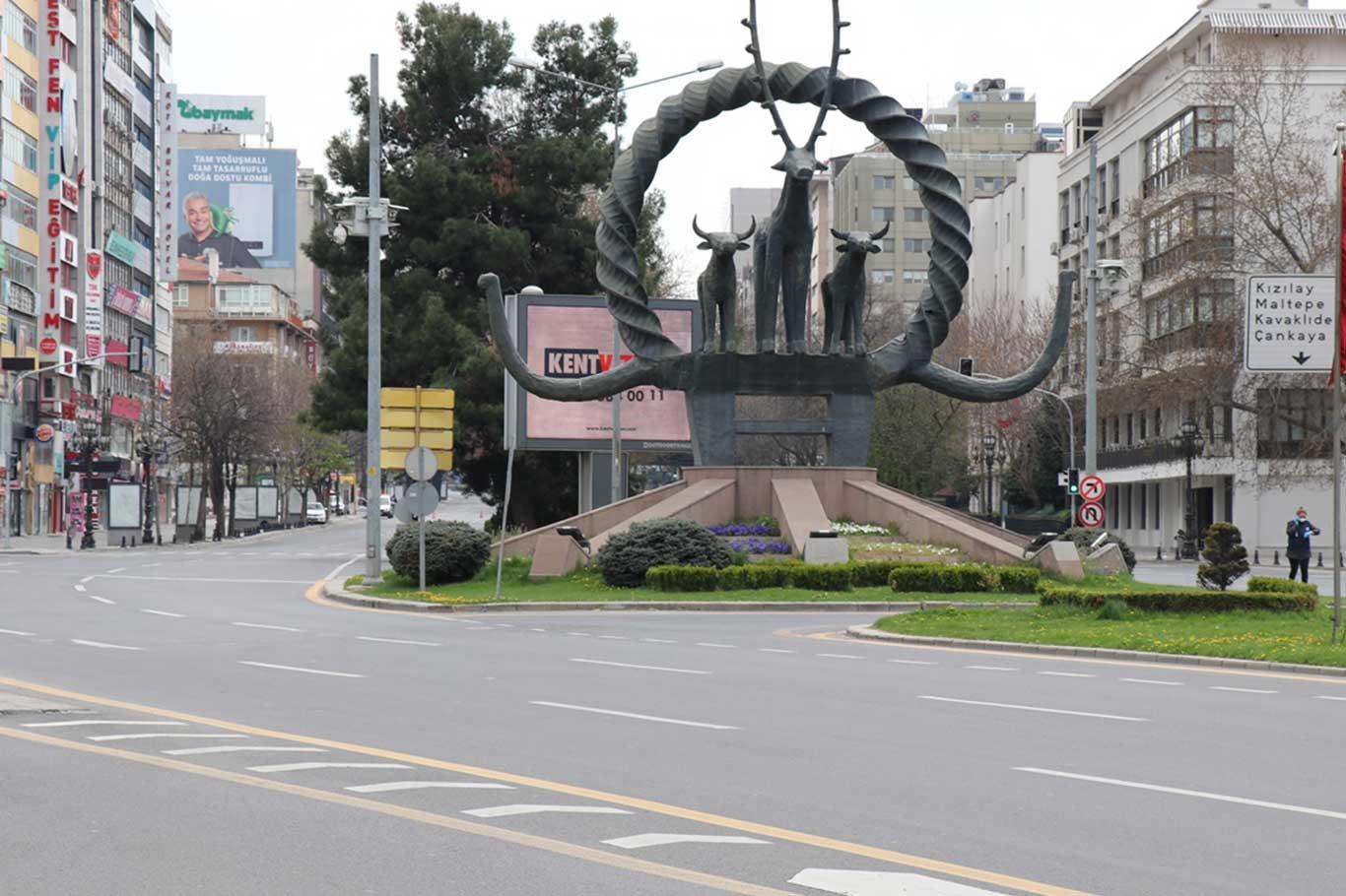 Sokağa çıkma yasağı ile birlikte Ankara sessizliğe büründü Sokağa çıkma yasağı ile birlikte Ankara sessizliğe büründü
